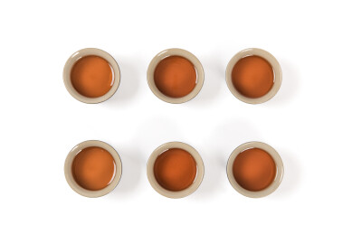 白色背景上的茶杯红茶