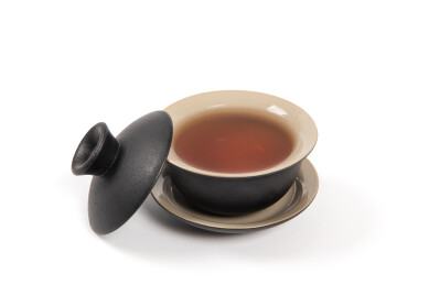 白色背景上的一杯茶