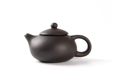 白色背景上的紫砂壶茶壶
