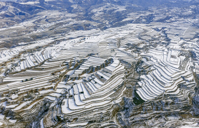 山西夏县：雪落梯田绘水墨