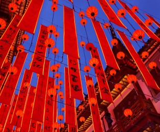 2026上海豫园灯会 从天而降的红色对联