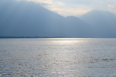 瑞士日内瓦湖和阿尔卑斯山的自然风景
