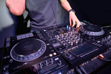 酒吧夜店进行才艺表演的男性音乐DJ