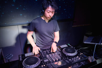 酒吧夜店进行才艺表演的男性音乐DJ