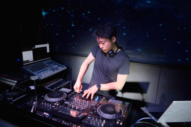 酒吧夜店进行才艺表演的男性音乐DJ