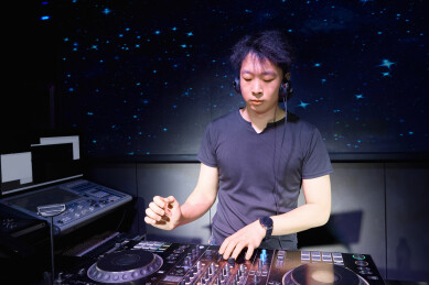 酒吧夜店进行才艺表演的男性音乐DJ