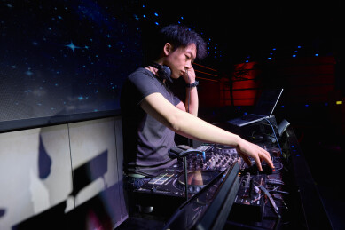 酒吧夜店进行才艺表演的男性音乐DJ