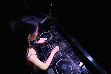 穿着性感黑色吊带裙的女DJ在打碟