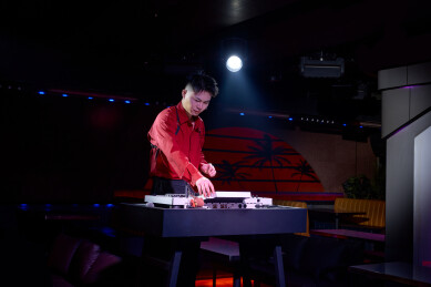 酒吧夜店进行才艺表演的男性音乐DJ