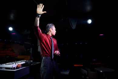 酒吧夜店进行才艺表演的男性音乐DJ