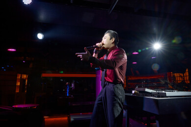 酒吧夜店进行才艺表演的男性音乐DJ