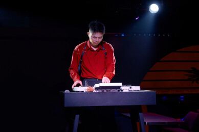 酒吧夜店进行才艺表演的男性音乐DJ