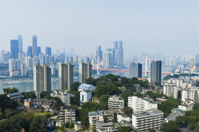 重庆老城区与渝中半岛现代都市同框画面