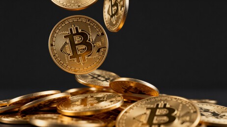 金色比特币飞溅散落