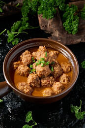 夜宵美食砂锅浓汤炖丸子