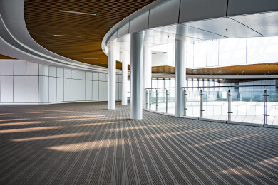 现代建筑室内空旷走廊