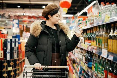 女人超市过道购物