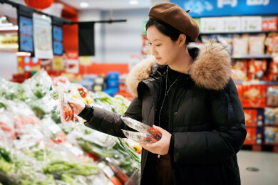 女子在超市购买新鲜农产品蔬菜