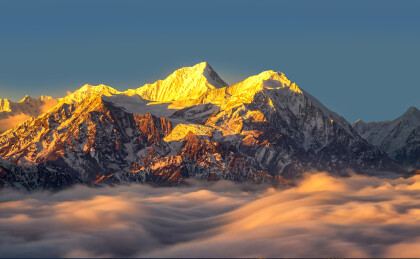 中国四川牛背山遥望贡嘎雪山日出云海风景