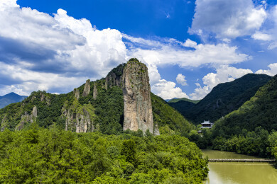 蓝天白云下的丽水缙云仙都景区鼎湖峰