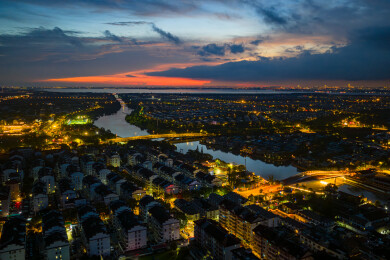 暮色中临水城镇夜景