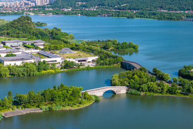 湘湖湖景与中式建筑群