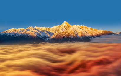 中国四川甘孜康定子梅垭口遥望贡嘎雪山落日