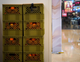 商场里的水果筐堆