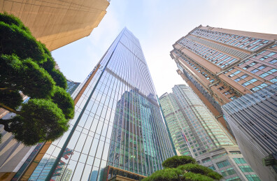 摩天大楼与绿植仰视都市天际线