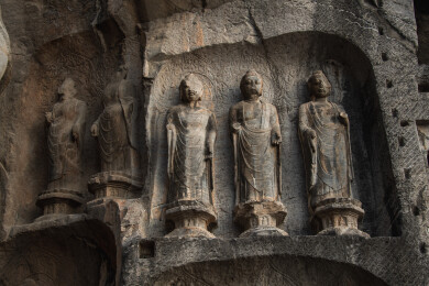 龙门石窟卢舍那大佛旁龛壁上的内侍省造像