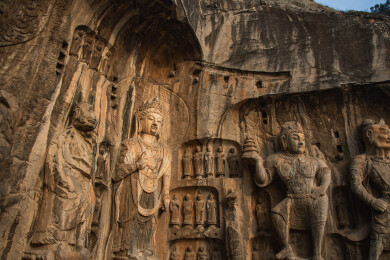 龙门石窟卢舍那旁文殊菩萨像和北方多闻天王