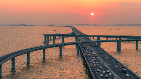 山东青岛胶州湾跨海大桥太阳落日阳光，道路