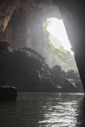 山水溶洞景观-广西河池巴马县百鸟岩