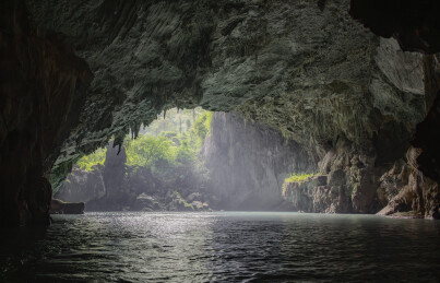 山水溶洞景观-广西河池巴马县百鸟岩