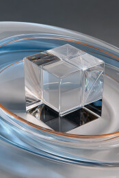 透明水晶立方体置于环形透明器皿上