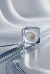 透明立方体与曲线背景的艺术构图