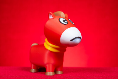 红背景上的哭哭马