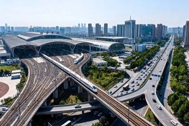 城市高铁站列车穿行景象