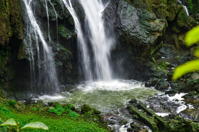 马岭河峡谷瀑布风景