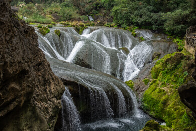 贵州黄果树银坠链瀑布