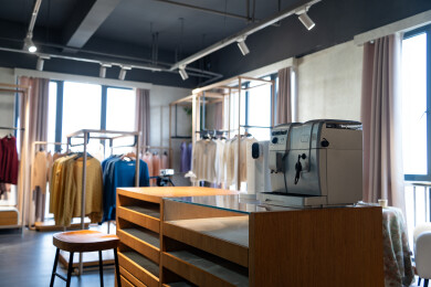 现代服装店内景咖啡机与衣架陈列展示