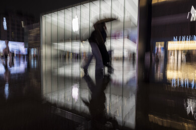杭州西湖湖滨路雨夜街景行人