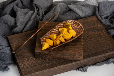 木盘上篮子装着的陈皮八仙果