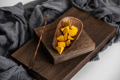 木盘上篮子装着的陈皮八仙果