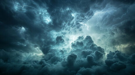 暴风雨云层与闪电