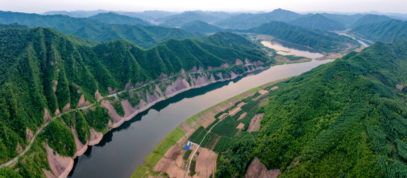 中国辽宁丹东宽甸浑江大转弯航拍风光