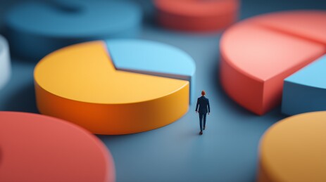 面对数据化图表的商务人士