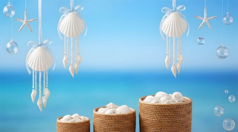 蓝背景贝壳挂饰与藤编贝篮