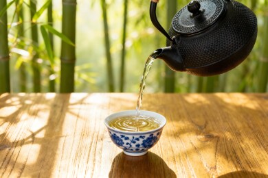 竹林边铁壶倒茶入青花瓷碗