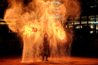 嘉兴南湖天地夜间火壶表演的震撼瞬间